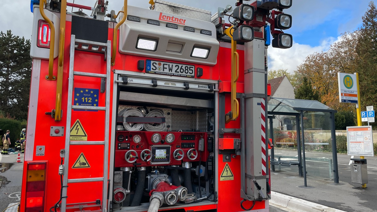 FW Stuttgart: Kellerbrand: Drei Personen über Drehleiter gerettet - Foto: presseportal.de