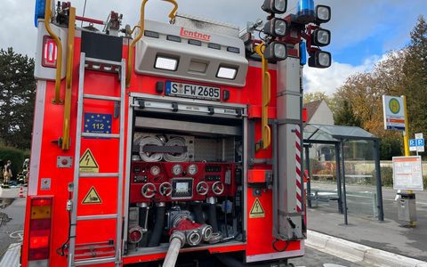 FW Stuttgart: Kellerbrand: Drei Personen über Drehleiter gerettet - Foto: presseportal.de