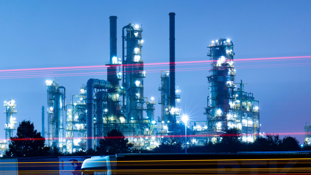 Blick auf eine Raffinerie in Leuna: Der aktuell starke Dollar übt Preisdruck auf Rohöl aus. - Foto: Hendrik Schmidt/dpa