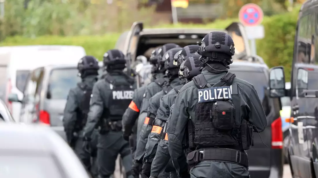 Einsatzkräfte stehen bei einer Bedrohungslage in Hamburg vor der Stadtteilschule Blankenese. Zwei Jugendliche oder Kinder sollen am - Bild: Bodo Marks/dpa