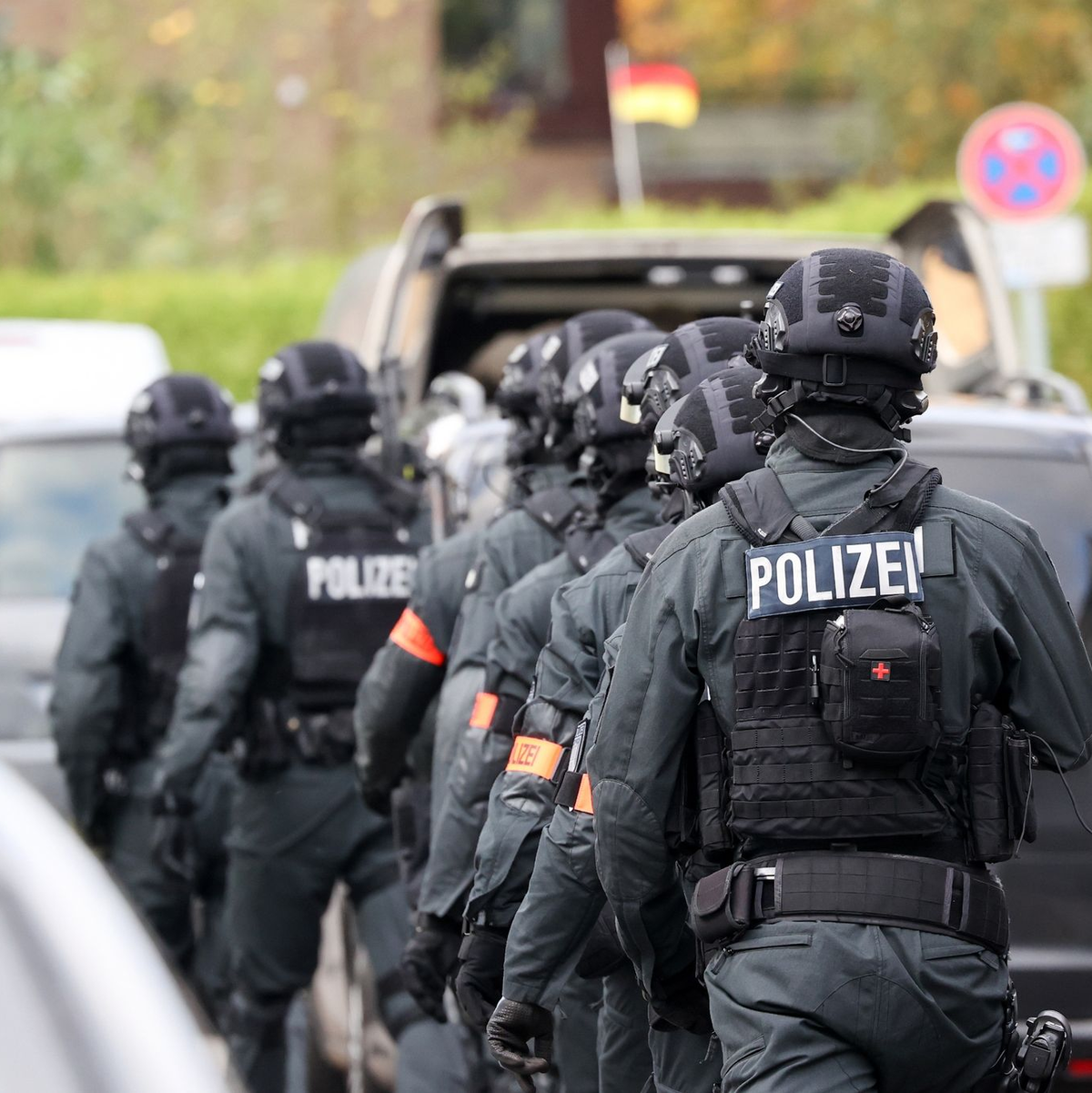 Einsatzkräfte stehen bei einer Bedrohungslage in Hamburg vor der Stadtteilschule Blankenese. Zwei Jugendliche oder Kinder sollen am - Foto: Bodo Marks/dpa