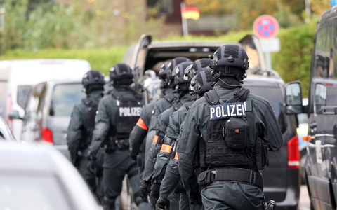 Einsatzkräfte stehen bei einer Bedrohungslage in Hamburg vor der Stadtteilschule Blankenese. Zwei Jugendliche oder Kinder sollen am - Foto: Bodo Marks/dpa