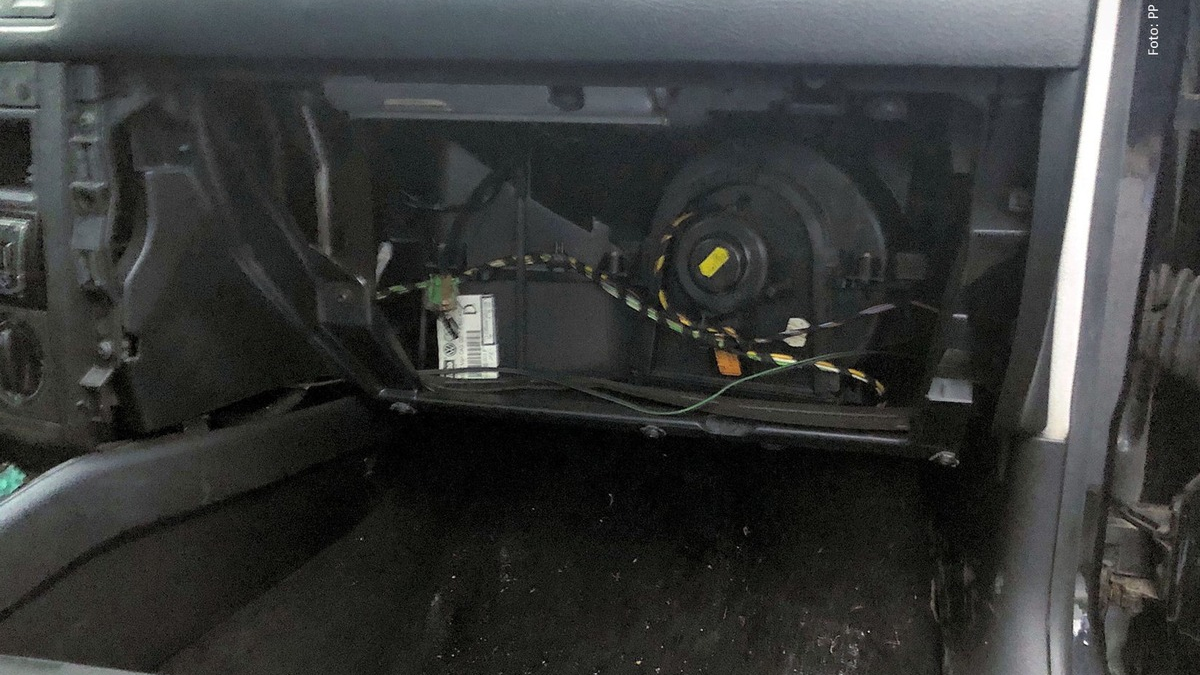 POL-PPWP: Diebe nehmen Handschuhfach mit - Foto: presseportal.de