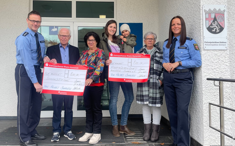 POL-PDKO: Spendenübergabe bei der Polizeiinspektion Simmern - Foto: presseportal.de