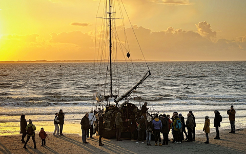 Ein am Weststrand der Insel Norderney gestrandetes Segelschiff mit Schaulustigen. - Foto: Volker Bartels/dpa Ein am Weststrand der Insel Norderney gestrandetes Segelschiff mit Schaulustigen. - Foto: Volker Bartels/dpa