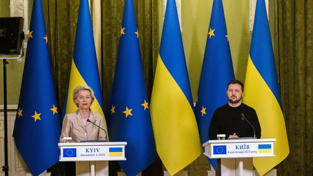 EU-Kommissionspräsidentin Ursula von der Leyen und der ukrainische Präsident Wolodymyr Selenskyj vergangene Woche in Kiew. - Bild: Philipp von Ditfurth/dpa-ENR-Pool/dpa