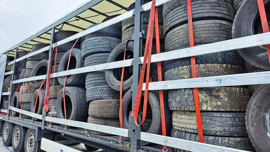 POL-KS: Große Lkw-Kontrolle an Autobahn 7: Die Hälfte musste stehen bleiben; Transporter um 89% überladen - Bild: presseportal.de