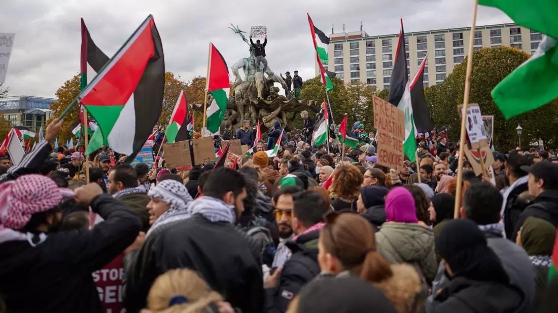 Pro-palästininensische Kundgebung in Berlin. - Bild: Jörg Carstensen/dpa