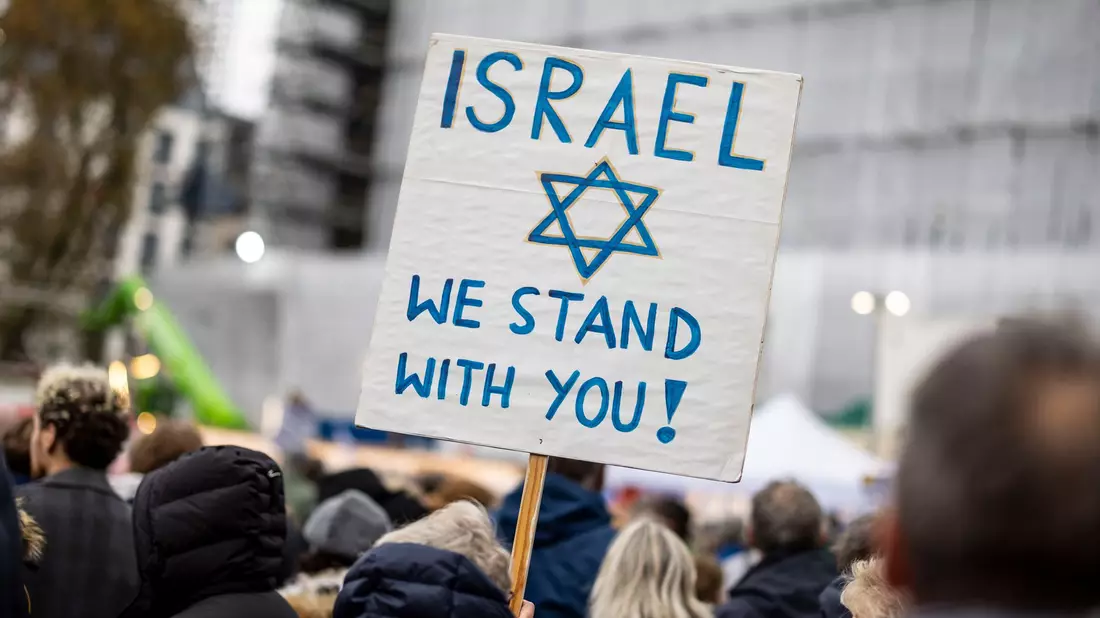 Solidaritätskundgebung für Israel in Köln. - Bild: Christoph Reichwein/dpa
