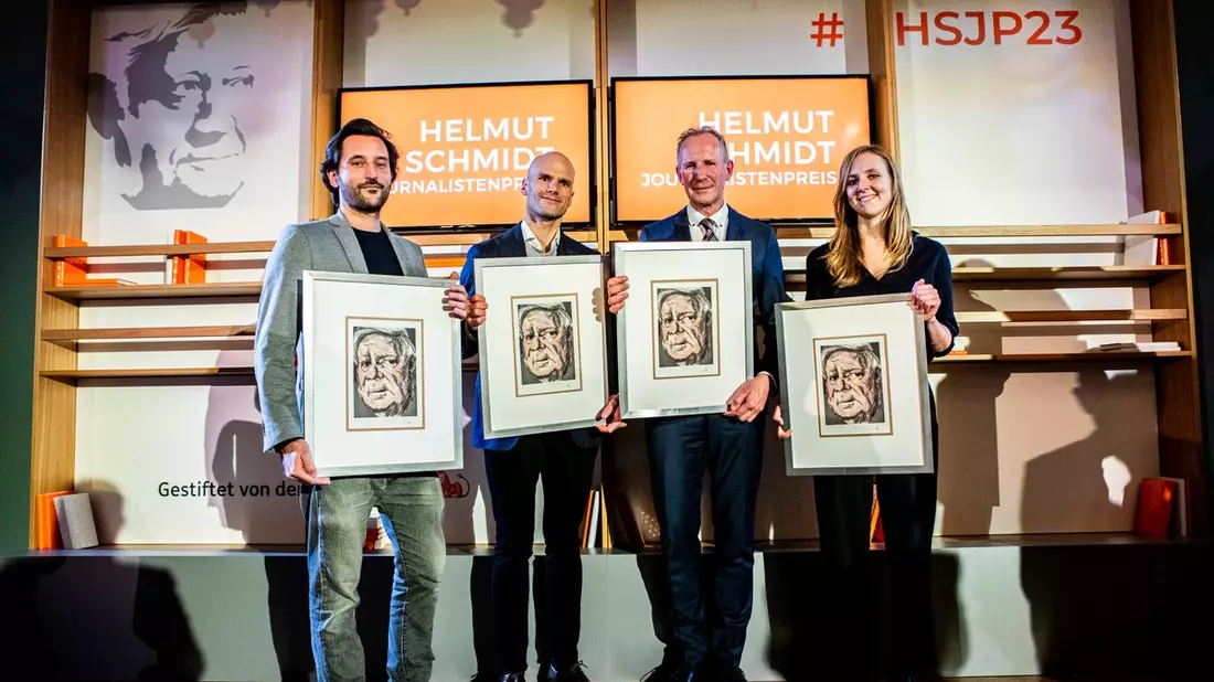 Helmut Schmidt Journalistenpreis 2023: Ausgezeichnet wurden Thorsten Link (SWR), Valerie Schönian (Die Zeit) sowie Simon Haas und Florian Seliger (NZZ) - Bild: presseportal.de
