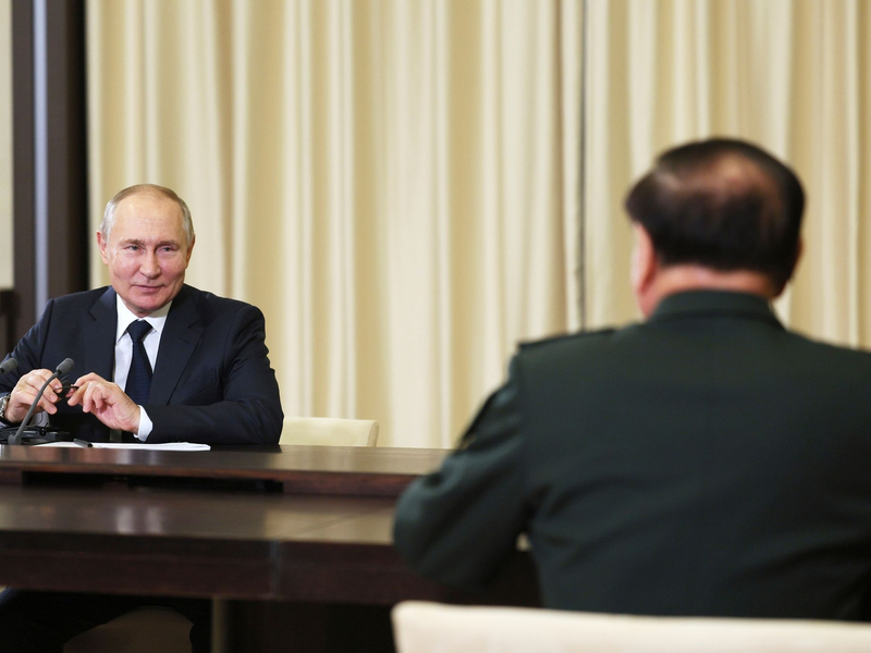 Militärkooperation: Wladimir Putin hat den chinesischen Befehlshaber Zhang Youxia zu Gesprächen in Moskau getroffen. - Foto: Gavriil Grigorov/Pool Sputnik Kremlin/AP/dpa