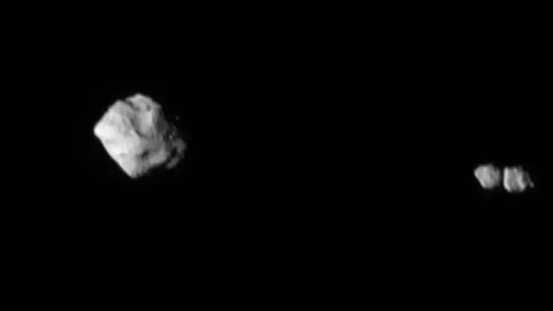 Die Aufnahme, die die Nasa-Sonde «Lucy» gemacht hat, zeigt den Asteroiden «Dinkinesh» und seinen Satelliten. - Bild: NASA/Goddard/SwRI/Johns Hopkins APL/dpa
