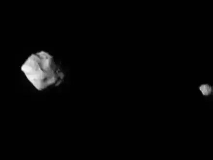 Die Aufnahme, die die Nasa-Sonde «Lucy» gemacht hat, zeigt den Asteroiden «Dinkinesh» und seinen Satelliten. - Foto: NASA/Goddard/SwRI/Johns Hopkins APL/dpa