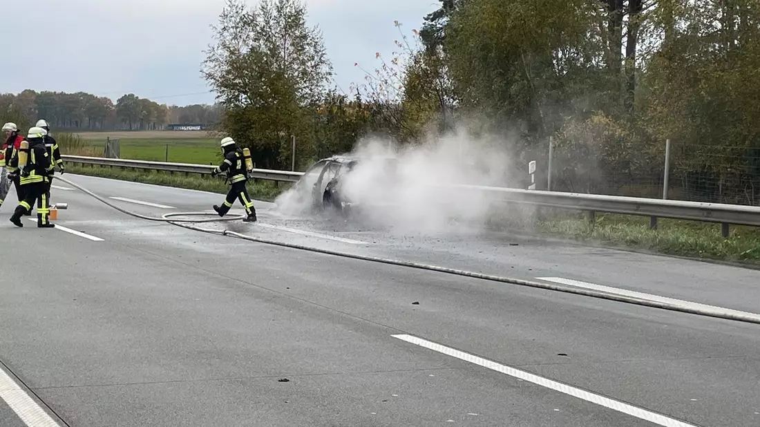 FW-ROW: Porsche Panamera gerät in Brand - Bild: presseportal.de