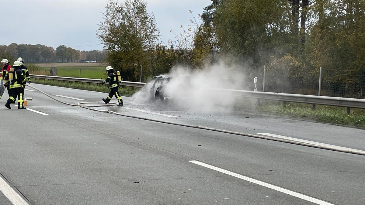 FW-ROW: Porsche Panamera gerät in Brand - Foto: presseportal.de