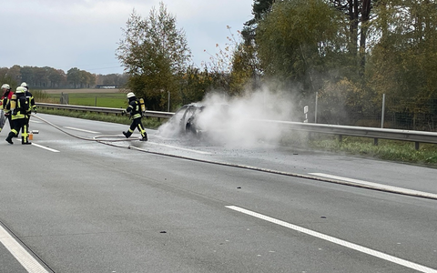 FW-ROW: Porsche Panamera gerät in Brand - Foto: presseportal.de