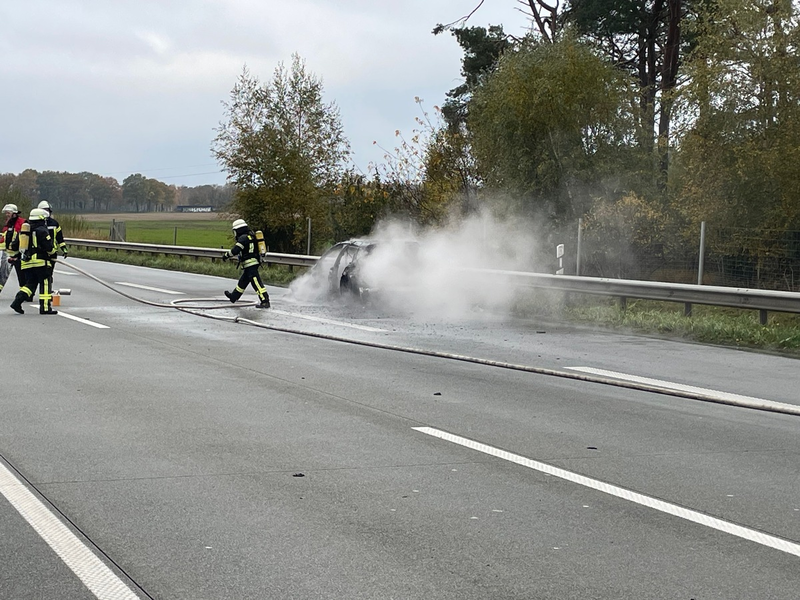 FW-ROW: Porsche Panamera gerät in Brand - Foto: presseportal.de