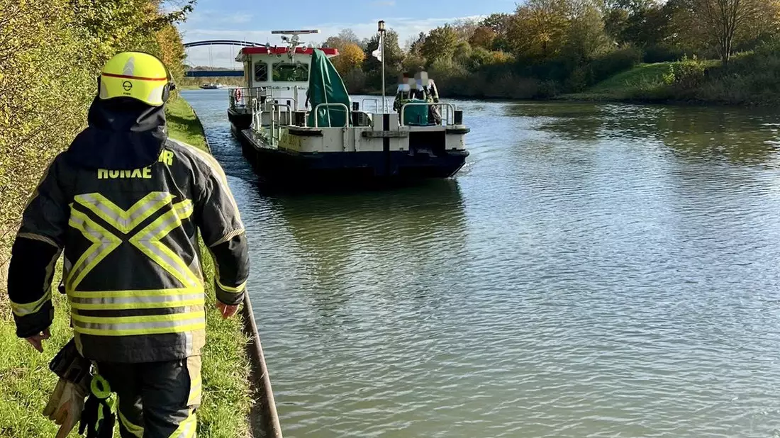 FW Hünxe: Öl auf Wasser durch Baumaschine - Bild: presseportal.de