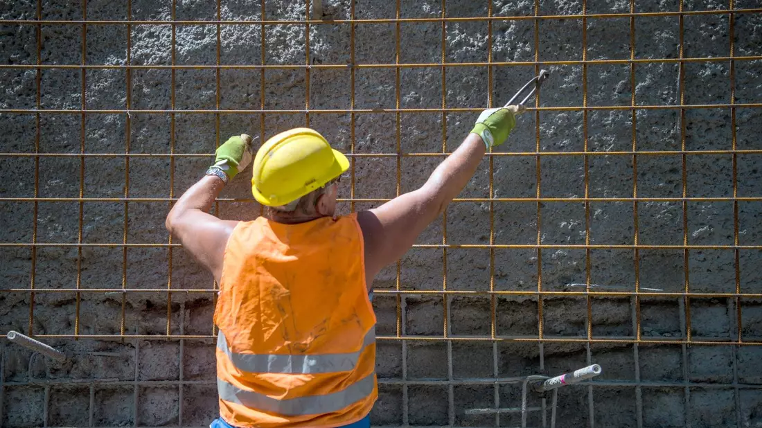 Ein Bauarbeiter in der Sonne: Bei der Arbeit im Freien führt UV-Strahlung laut einer UN-Studie weltweit zu etwa 19.000 Todesfällen durch hellen Hautkrebs pro Jahr. - Bild: Arne Immanuel Bänsch/dpa
