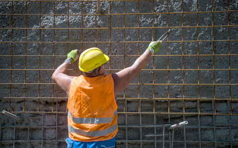 Ein Bauarbeiter in der Sonne: Bei der Arbeit im Freien fĂŒhrt UV-Strahlung laut einer UN-Studie weltweit zu etwa 19.000 TodesfĂ€llen durch hellen Hautkrebs pro Jahr. - Foto: Arne Immanuel BĂ€nsch/dpa Ein Bauarbeiter in der Sonne: Bei der Arbeit im Freien fĂŒhrt UV-Strahlung laut einer UN-Studie weltweit zu etwa 19.000 TodesfĂ€llen durch hellen Hautkrebs pro Jahr. - Foto: Arne Immanuel BĂ€nsch/dpa