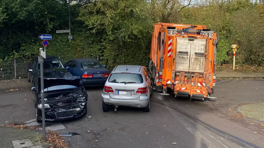 POL-ME: Handbremse vergessen: Müllwagen rollt unkontrolliert und beschädigt sechs Fahrzeuge - Mettmann - 2311019 - Bild: presseportal.de
