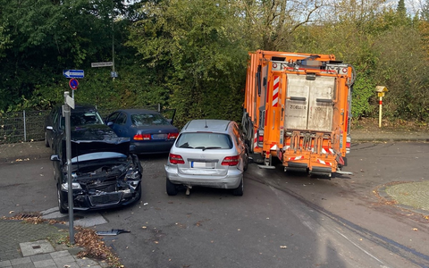 POL-ME: Handbremse vergessen: Müllwagen rollt unkontrolliert und beschädigt sechs Fahrzeuge - Mettmann - 2311019 - Foto: presseportal.de