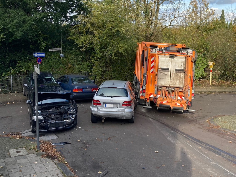 POL-ME: Handbremse vergessen: Müllwagen rollt unkontrolliert und beschädigt sechs Fahrzeuge - Mettmann - 2311019 - Foto: presseportal.de