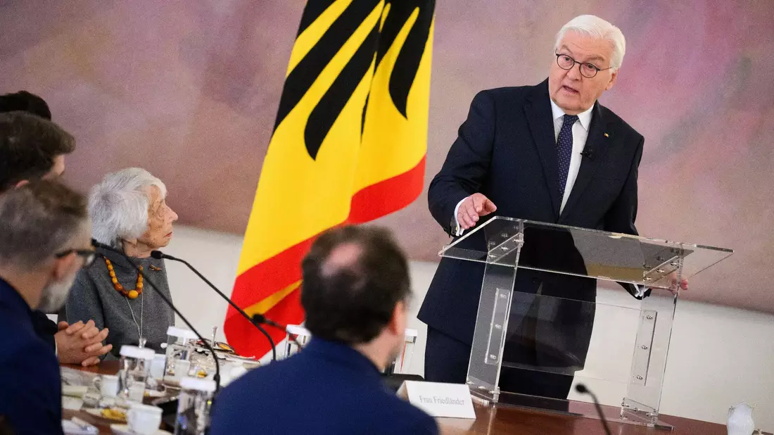 Im November 2023 lud Bundespräsident Frank-Walter Steinmeier zu einer Diskussion mit dem Titel «Krieg in Nahost: Für ein friedliches Zusammenleben in Deutschland!» ins Schloss Bellevue. Teilnehmer waren Menschen, die in der täglichen Arbeit für ein friedliches Zusammenleben ohne Antisemitismus und Muslimfeindlichkeit eintreten. - Bild: Bernd von Jutrczenka/dpa
