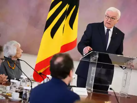 Im November 2023 lud Bundespräsident Frank-Walter Steinmeier zu einer Diskussion mit dem Titel «Krieg in Nahost: Für ein friedliches Zusammenleben in Deutschland!» ins Schloss Bellevue. Teilnehmer waren Menschen, die in der täglichen Arbeit für ein friedliches Zusammenleben ohne Antisemitismus und Muslimfeindlichkeit eintreten. - Foto: Bernd von Jutrczenka/dpa