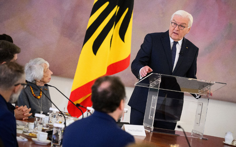 Im November 2023 lud Bundespräsident Frank-Walter Steinmeier zu einer Diskussion mit dem Titel «Krieg in Nahost: Für ein friedliches Zusammenleben in Deutschland!» ins Schloss Bellevue. Teilnehmer waren Menschen, die in der täglichen Arbeit für ein friedliches Zusammenleben ohne Antisemitismus und Muslimfeindlichkeit eintreten. - Foto: Bernd von Jutrczenka/dpa