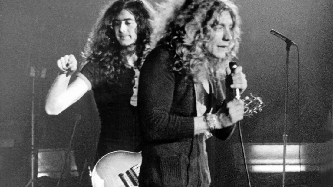 Leadsänger Robert Plant (r) und Gitarrist Jimmy Page (1970): Als Led Zeppelin haben sie Musikgeschichte geschrieben, auch mit den Covern ihrer Alben. - Bild: -/dpa