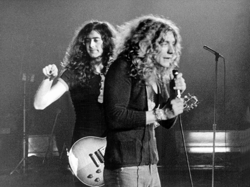 Leadsänger Robert Plant (r) und Gitarrist Jimmy Page (1970): Als Led Zeppelin haben sie Musikgeschichte geschrieben, auch mit den Covern ihrer Alben. - Foto: -/dpa