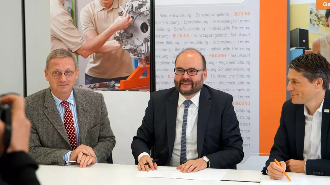 MINT-HUB Sachsen: mehr MINT-Förderung und Berufsorientierung in Schulen Kultusministerium, SCHULEWIRTSCHAFT Sachsen und Wissensfabrik, unterzeichnen Kooperationsvereinbarung - Bild: presseportal.de