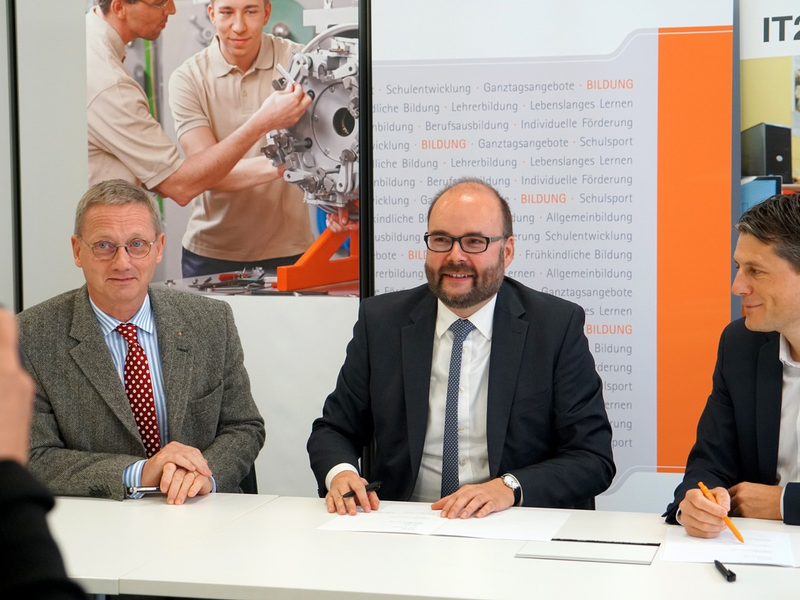 MINT-HUB Sachsen: mehr MINT-Förderung und Berufsorientierung in Schulen Kultusministerium, SCHULEWIRTSCHAFT Sachsen und Wissensfabrik, unterzeichnen Kooperationsvereinbarung - Foto: presseportal.de