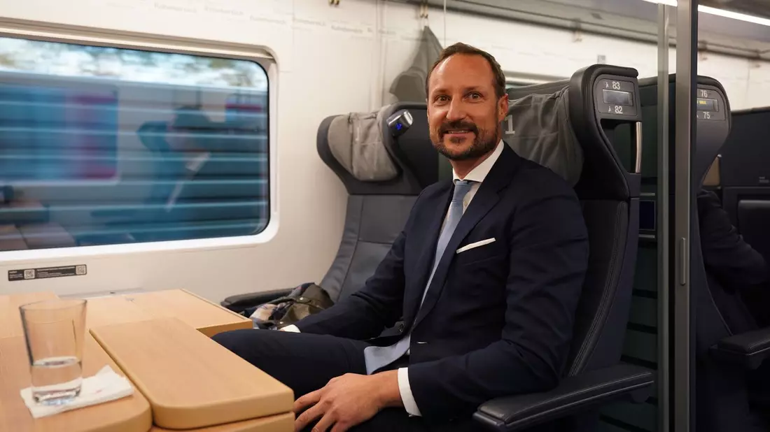 Der norwegische Kronprinz Haakon sitzt in der 1. Klasse im ICE 801 von Hamburg nach Berlin. - Bild: Marcus Brandt/dpa