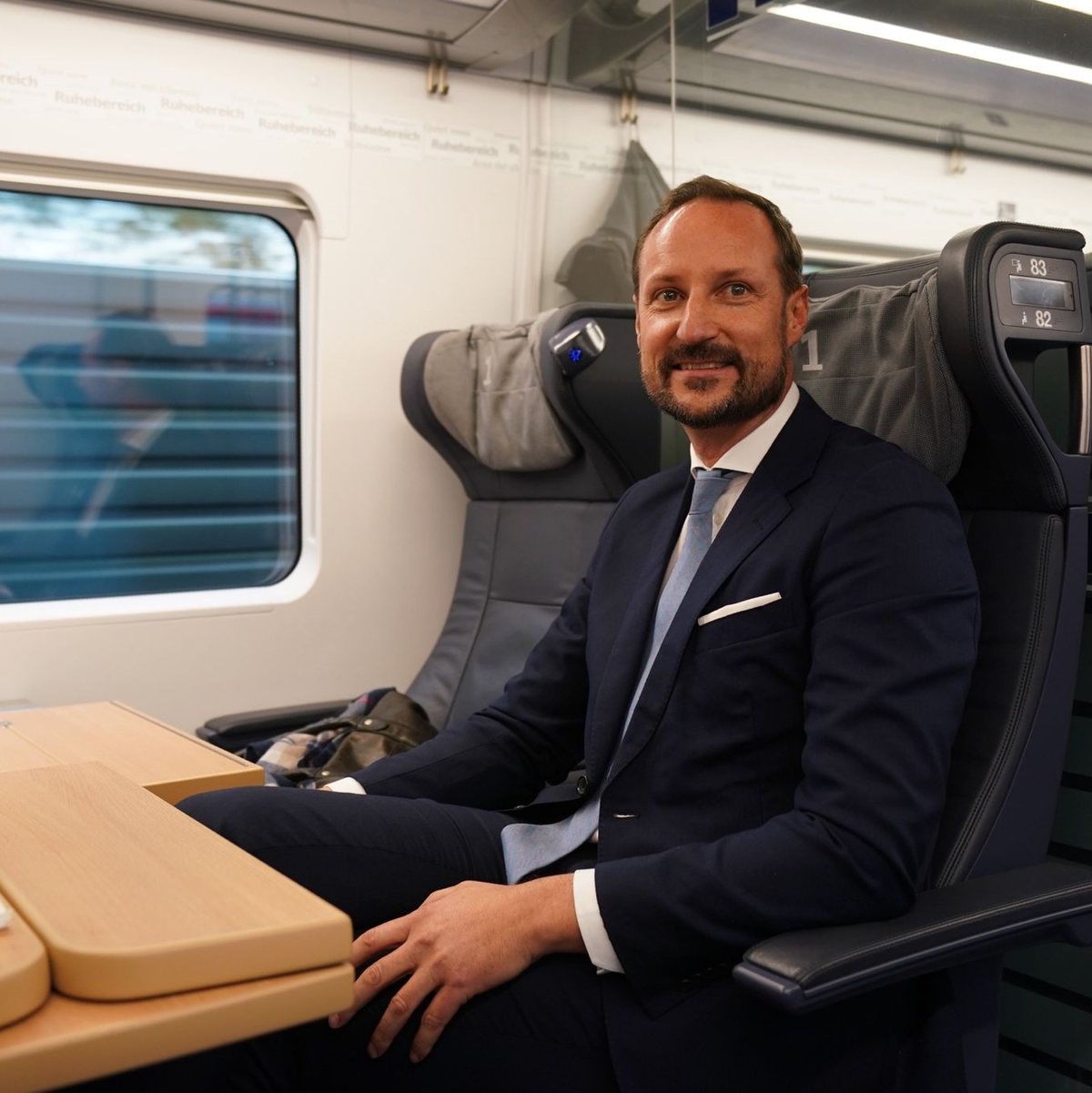 Der norwegische Kronprinz Haakon sitzt in der 1. Klasse im ICE 801 von Hamburg nach Berlin. - Foto: Marcus Brandt/dpa