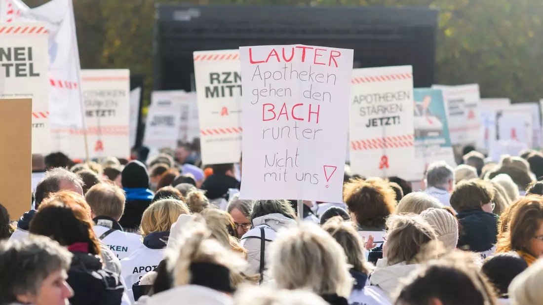 Mit geschlossenen Apotheken in ganz Norddeutschland und einer zentralen Kundgebung in Hannover protestieren Apotheker gegen Einsparungen und stagnierende Honorare. - Bild: Julian Stratenschulte/dpa