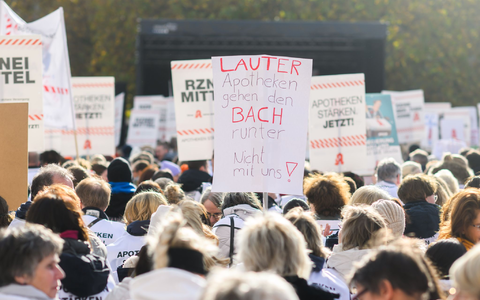 Mit geschlossenen Apotheken in ganz Norddeutschland und einer zentralen Kundgebung in Hannover protestieren Apotheker gegen Einsparungen und stagnierende Honorare. - Foto: Julian Stratenschulte/dpa Mit geschlossenen Apotheken in ganz Norddeutschland und einer zentralen Kundgebung in Hannover protestieren Apotheker gegen Einsparungen und stagnierende Honorare. - Foto: Julian Stratenschulte/dpa