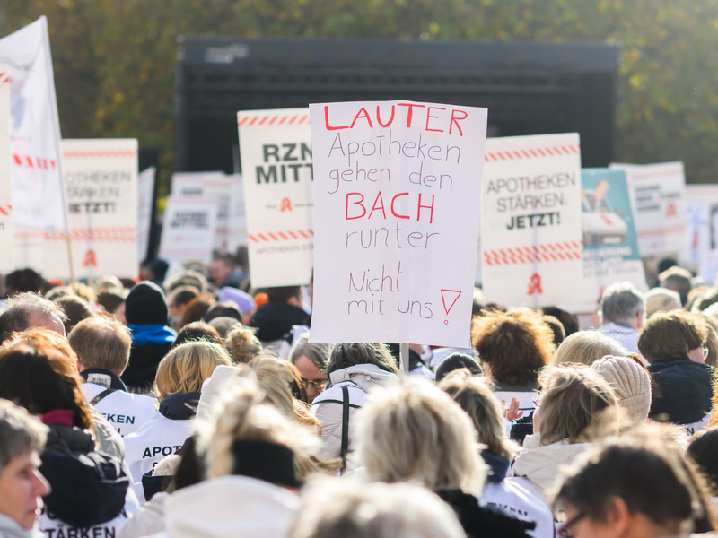 Mit geschlossenen Apotheken in ganz Norddeutschland und einer zentralen Kundgebung in Hannover protestieren Apotheker gegen Einsparungen und stagnierende Honorare. - Foto: Julian Stratenschulte/dpa