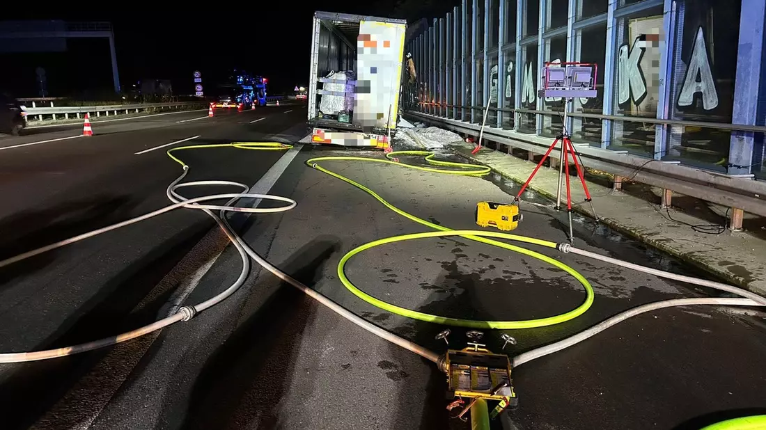 FW Helmstedt: LKW Brand BAB2 Helmstedt Zentrum - Bild: presseportal.de
