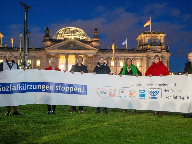#SozialkürzungenStoppen: Die Spitzenverbände der Freien Wohlfahrtspflege sehen Sozialstaat in Gefahr - Foto: presseportal.de