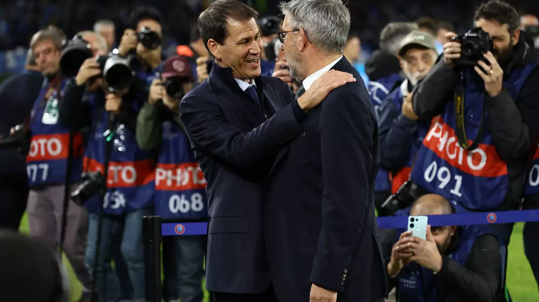 Napoli-Coach Rudi Garcia (l) begrüßt Gäste-Trainer Urs Fischer. - Bild: Alessandro Garofalo/LaPresse via ZUMA Press/dpa