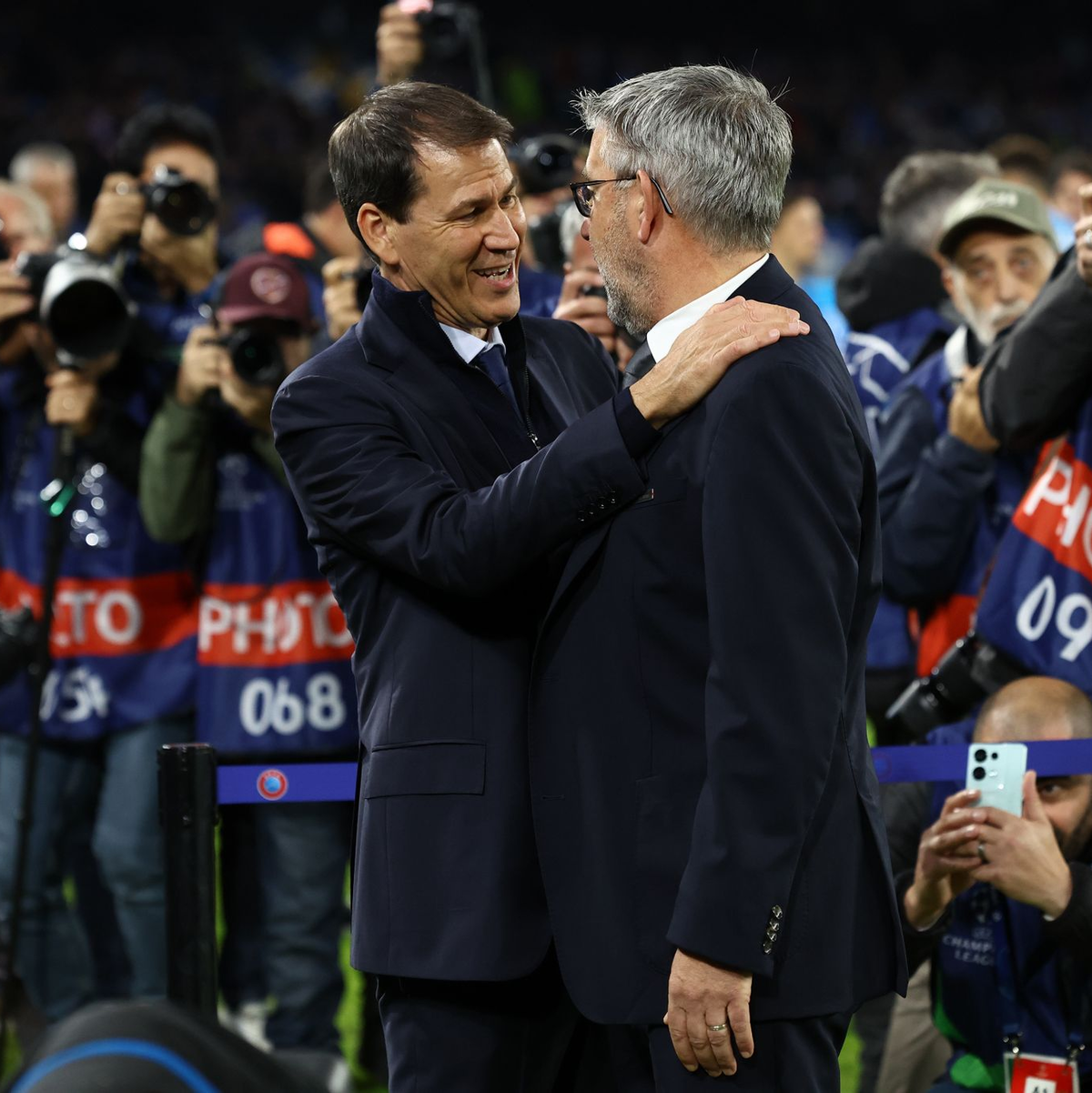 Napoli-Coach Rudi Garcia (l) begrüßt Gäste-Trainer Urs Fischer. - Foto: Alessandro Garofalo/LaPresse via ZUMA Press/dpa