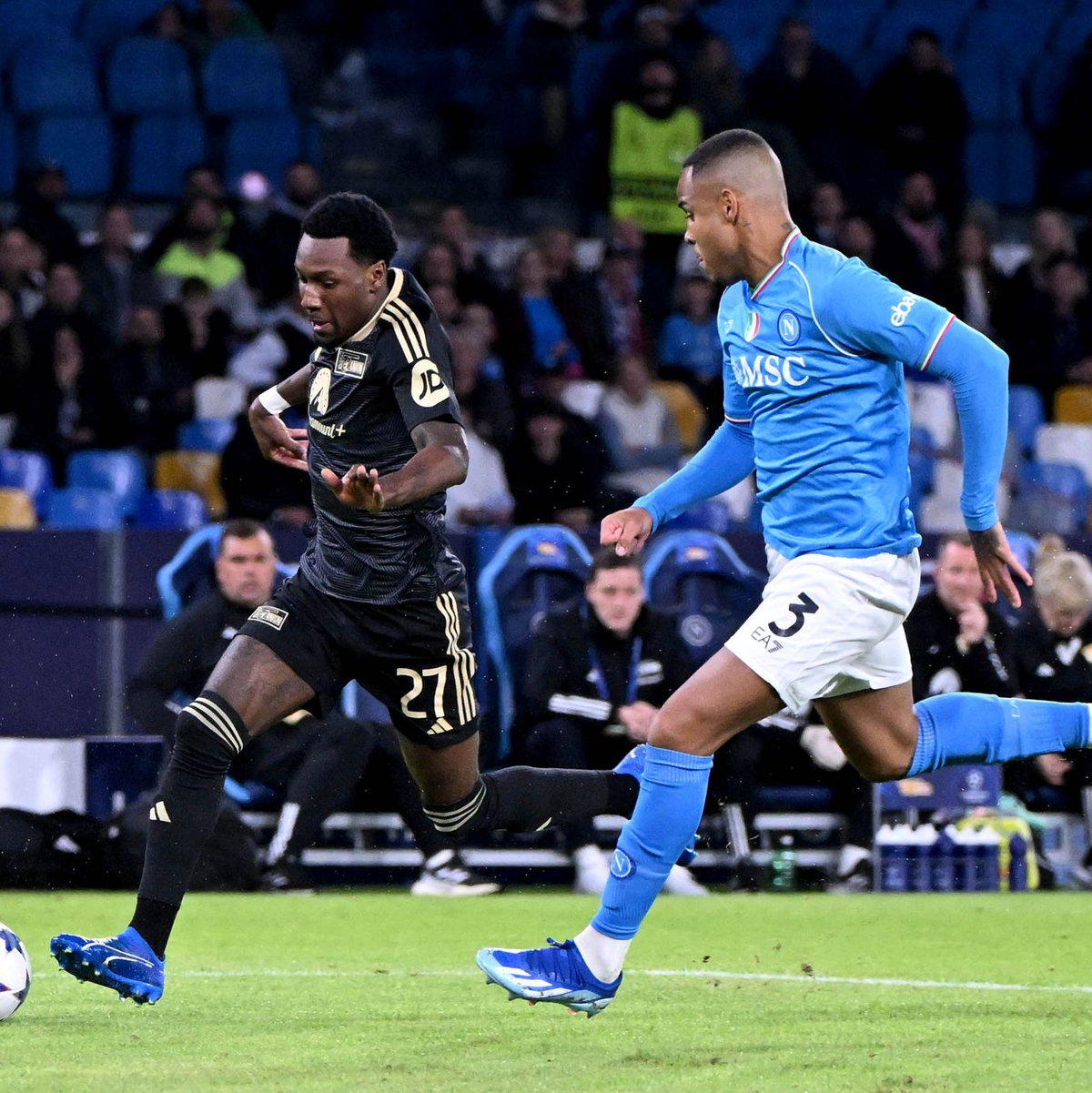 Unions Sheraldo Becker (l) im Laufduell mit Neapels Natan. - Foto: Matthias Koch/dpa