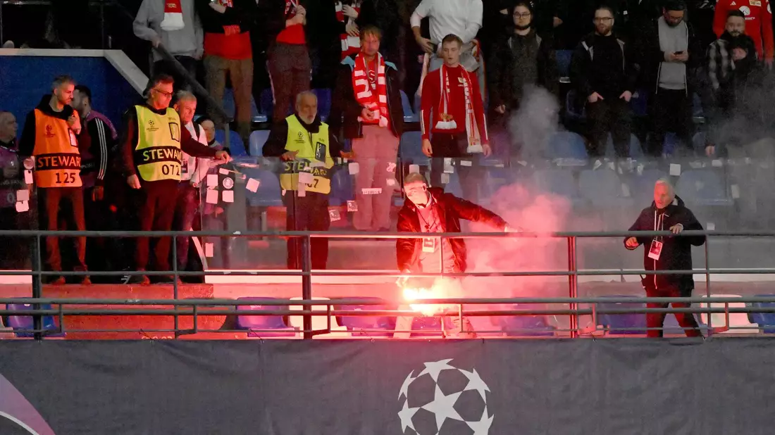 Unschöne Szenen: Neapel-Fans bewarfen den Gästeblock mit Leuchtfackeln. - Bild: Matthias Koch/dpa