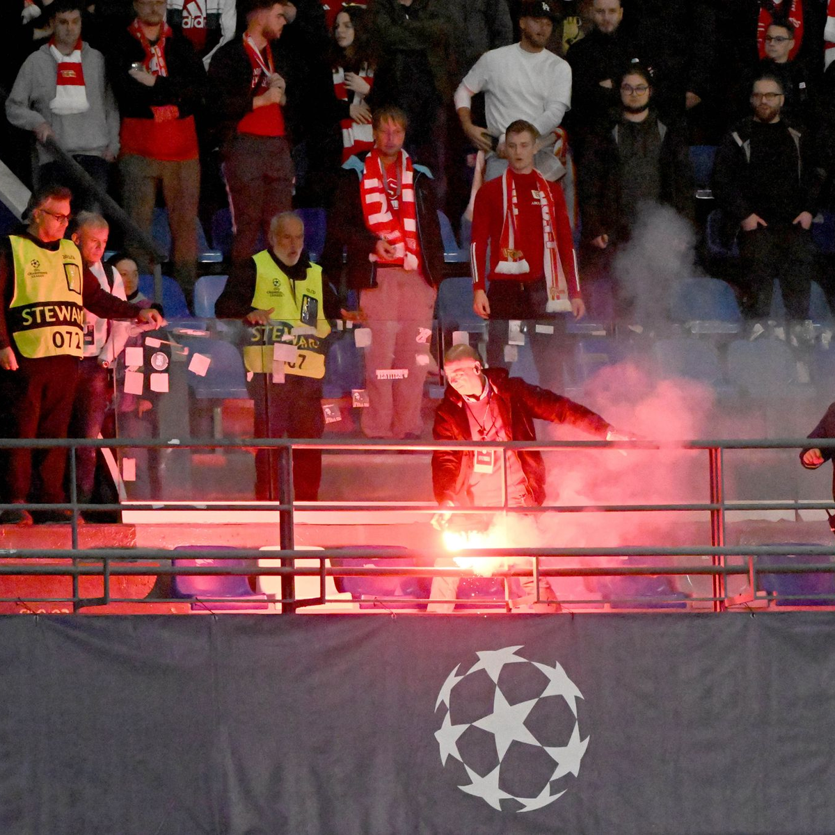 Unschöne Szenen: Neapel-Fans bewarfen den Gästeblock mit Leuchtfackeln. - Foto: Matthias Koch/dpa