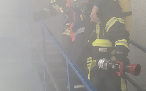 FW-AR: NEHEIMER LÖSCHZUG ÜBT BEI HEIMISCHEN INDUSTRIEBETRIEB - Foto: presseportal.de