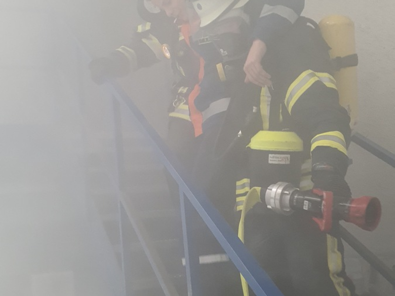 FW-AR: NEHEIMER LÖSCHZUG ÜBT BEI HEIMISCHEN INDUSTRIEBETRIEB - Foto: presseportal.de