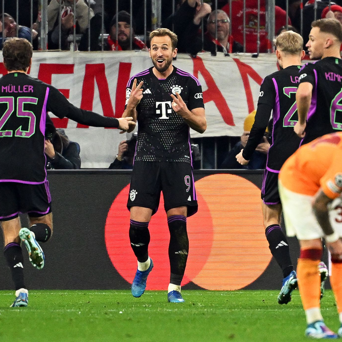 Torjäger Harry Kane (2.v.l) war Bayerns Matchwinner beim Sieg gegen Galatasaray Istanbul. - Foto: Sven Hoppe/dpa