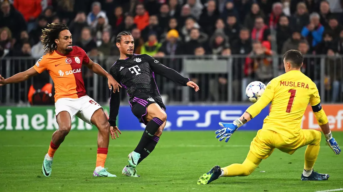 Bayern-Angreifer Leroy Sane (M) findet  Galatasaray-Keeper Fernando Muslera (r) seinen Meister. - Bild: Sven Hoppe/dpa